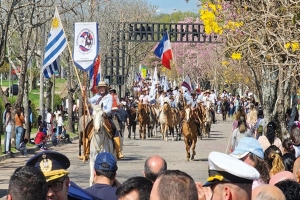 Miles cabalgan a la meseta