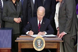 Biden firma proyecto de ayuda a Ucrania