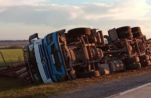 Camión de UPM volcó en los accesos
