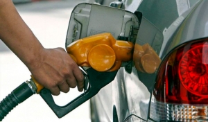 Baja el precio de combustibles