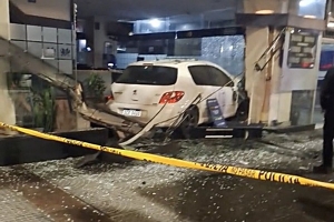 Accidente: Auto terminó adentro de un local