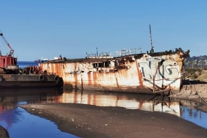 Barco abandonado se prendió fuego