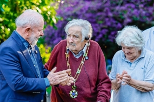 Mujica condecorado por Lula
