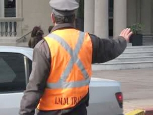 Dos inspectores embestidos por vehículos