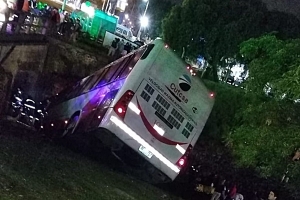 Siguen internadas cuatro personas del accidente del ómnibus