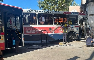 Dos ómnibus chocan y dejan heridos