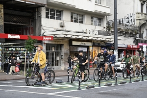 El uso de la ciclovía en Av. 18 de Julio