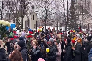 Miles de rusos despiden a Navalni