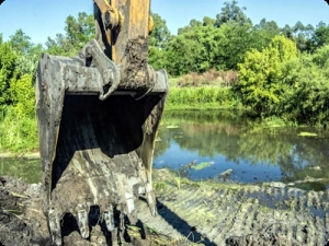 Obras ante plomo en la orilla
