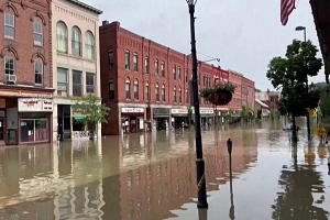 Baja el agua en Vermont tras las inundaciones