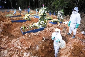 Brasil comienza a enterrar en fosas comunes