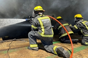 Bomberos combatió incendio en barco