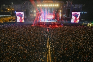 Miles de personas en festival musical