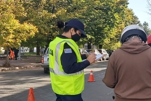 Robaron vehículos de un estacionamiento