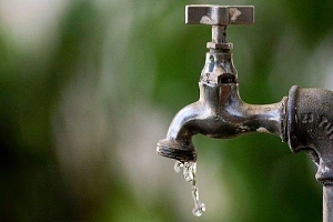 Deudores, peligra suministro de agua en Buenos Aires