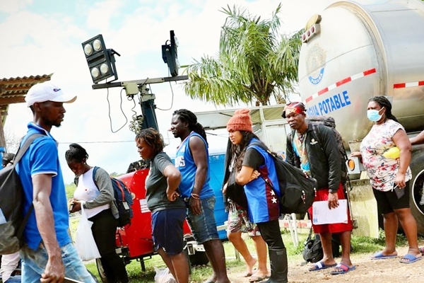 Venezolanos cruzan a Panamá