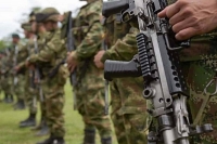 Colombia: poblado retiene a militares