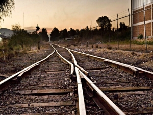 Motociclista murió embestido por el tren
