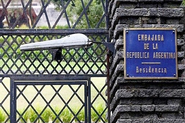 Ecuador expulsa a embajador de Argentina