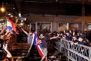 Asunción, protestas frente al Partido Colorado