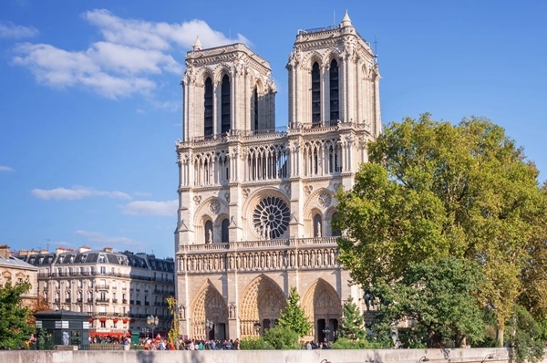 Notre Dame vuelve a su &quot;resplandor&quot; al mundo