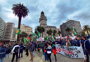 Multitud en defensa de la industria nacional