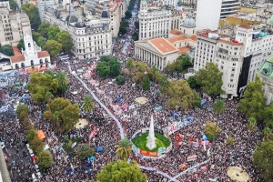 Argentina: Multitudinaria manifestación a 49 años del golpe