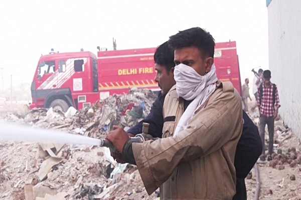 Ola de calor provoca un incendio en basural de Nueva Delhi