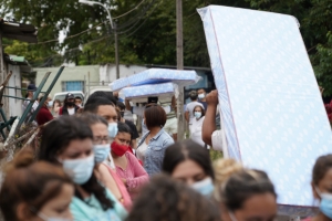 Intendencia entrega mil colchones y kits de limpieza