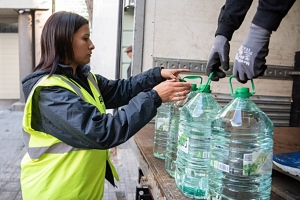 Entrega de agua a jubilados