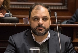 Charles Carrera deja su banca tras pedido de desafuero