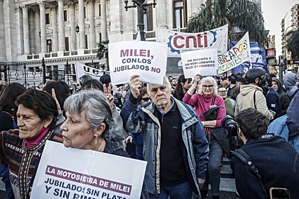 Represión a jubilados con más de 80 heridos