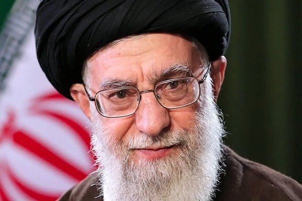 Jamenei: Irán &quot;nunca se rendirá&quot; y amenaza a EE. UU.