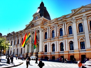 Parlamento boliviano evita censura