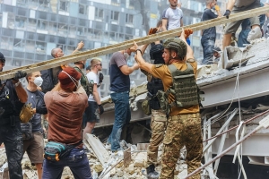 Rescate en pediátrico de Kiev atacado por Rusia