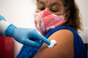 Migrantes o solicitantes de refugio pueden vacunarse