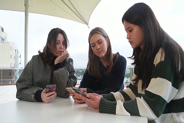 Australia prohíbe las redes sociales a menores de 16 años