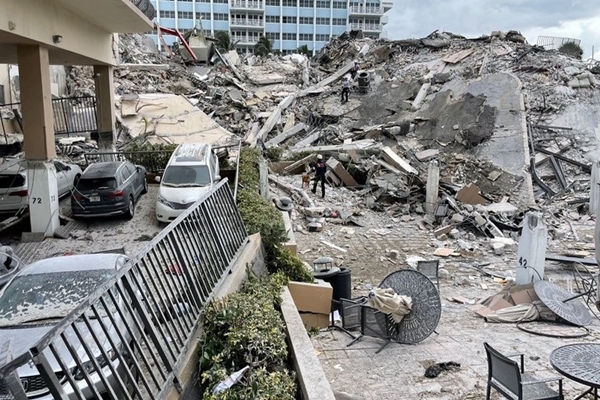 Derrumbe en Miami deja al menos 4 muertos y 159 desaparecidos