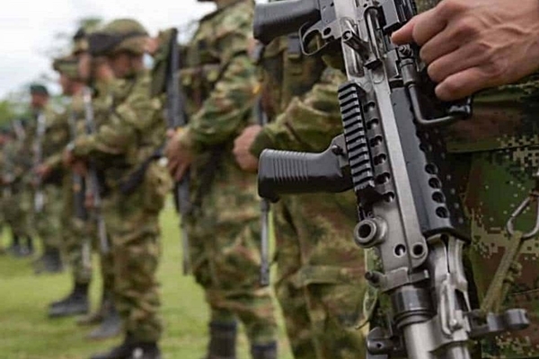 Colombia: poblado retiene a militares
