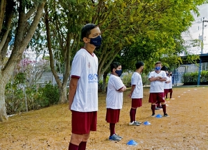 Niños migrantes juegan al fútbol en Costa Rica