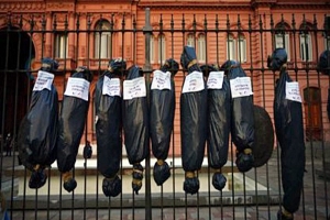 Argentina: repudio a la exhibición de bolsas mortuorias